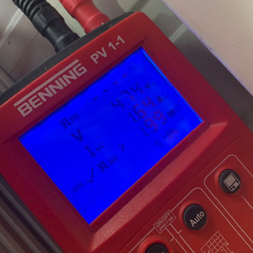 Pv Reinigung an Hochhauswand
